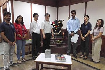 株式会社横森製作所とインド人大学生の内定者の記念撮影