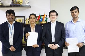 日本企業とインド人大学生の内定者の集合写真