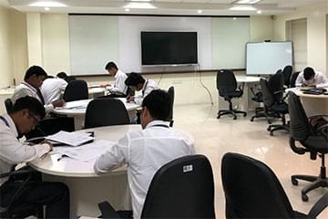 インド大学内で面接前の製図のテスト実施